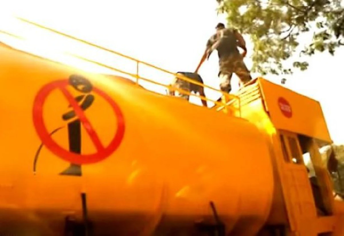 อินเดียปราบคนฉี่มั่วลุยใช้น้ำฉีดใส่