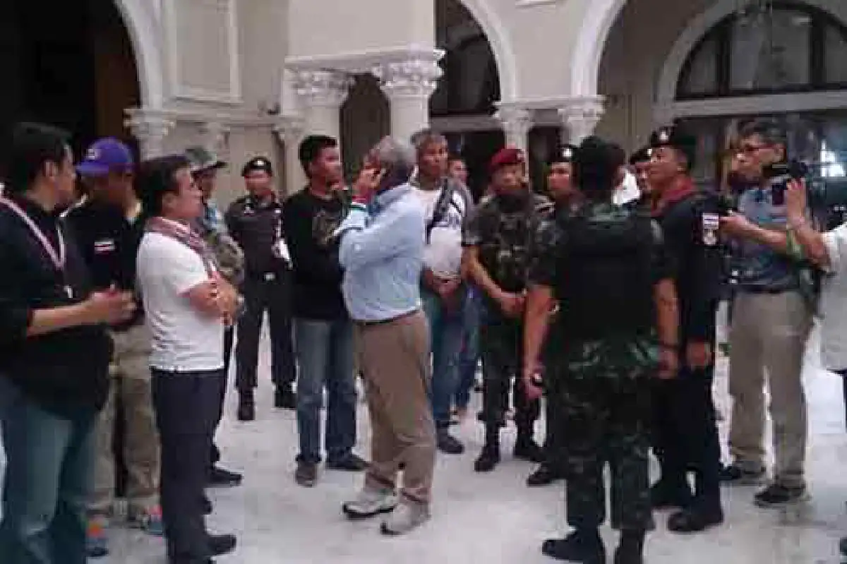 สุเทพเข้าทำเนียบฯใช้เป็นสถานที่แถลงข่าว