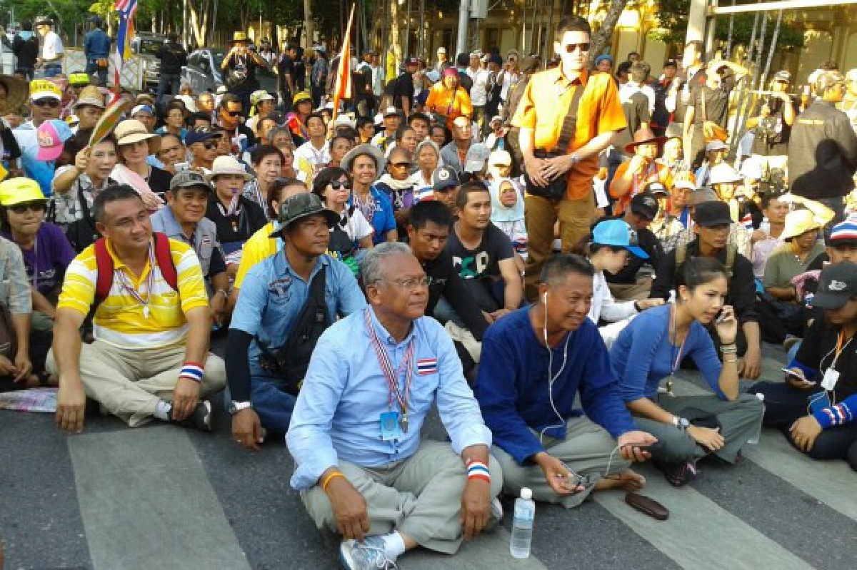 สุเทพนำมวลชนล้อมสภาจี้ถ่ายทอดสดประชุมสว. สุเทพนำมวลชนล้อมสภาจี้ถ่ายทอดสดประชุมสว.