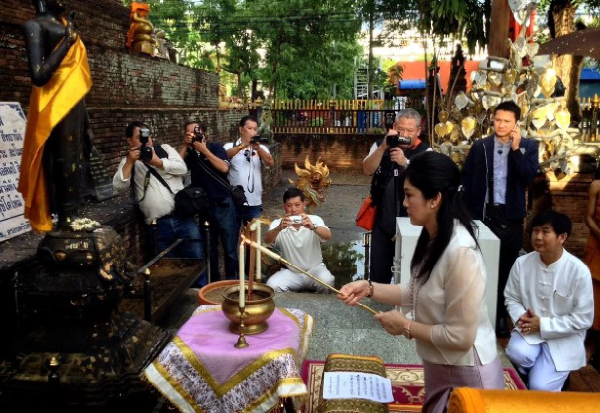 ยิ่งลักษณ์ทำบุญ-เวียนเทียนเชียงใหม่