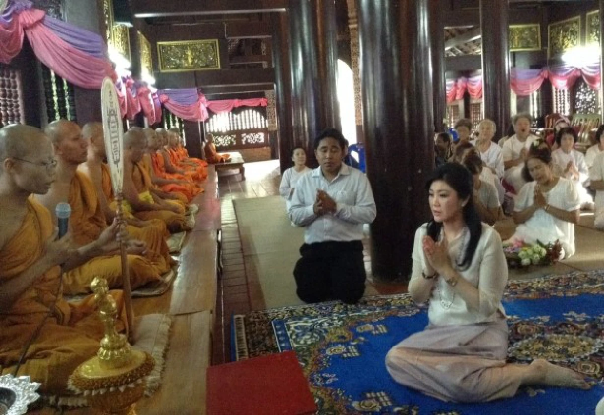 ยิ่งลักษณ์ทำบุญ-เวียนเทียนเชียงใหม่
