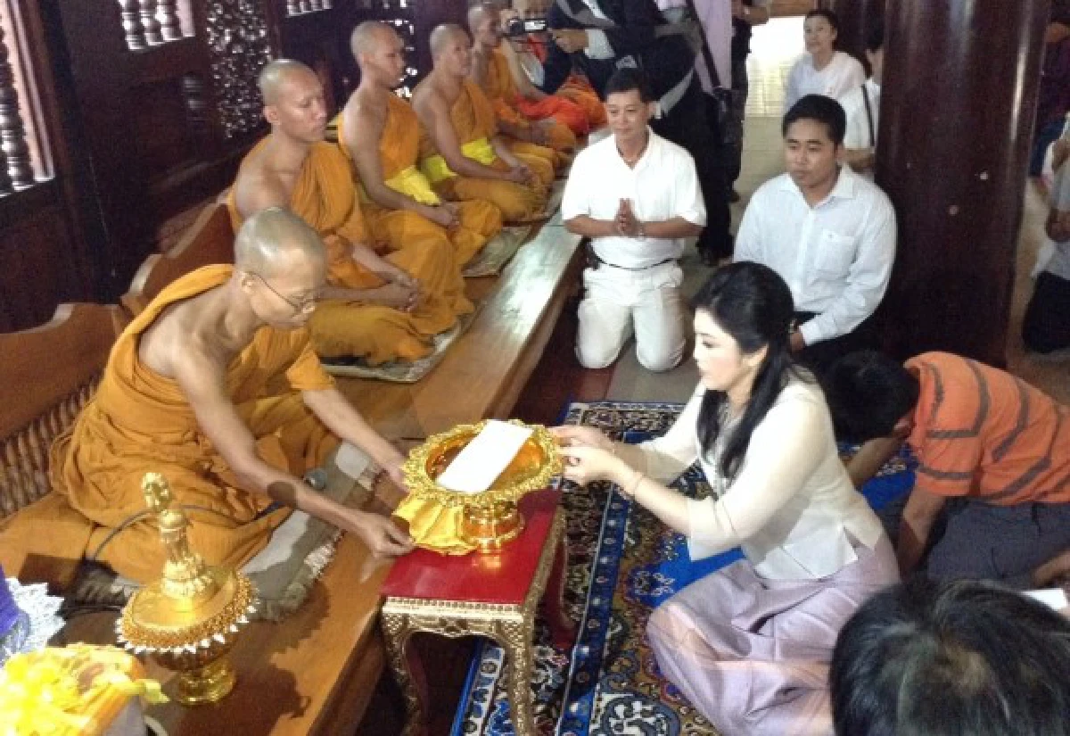 ยิ่งลักษณ์ทำบุญ-เวียนเทียนเชียงใหม่
