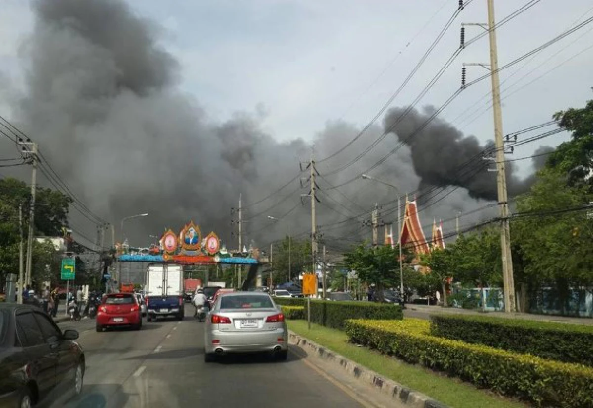 ไฟไหม้โรงงานนิคมบางชันเร่งสกัดเพลิง