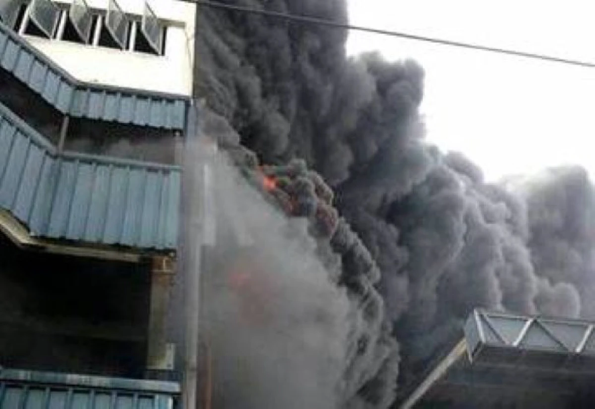 ไฟไหม้โรงงานนิคมบางชันเร่งสกัดเพลิง