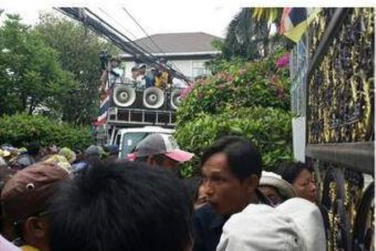 "ทยา-ตั๊น"นำทีมไปบ้านชัชชาติแต่ไม่พบ "ทยา-ตั๊น"นำทีมไปบ้านชัชชาติแต่ไม่พบ