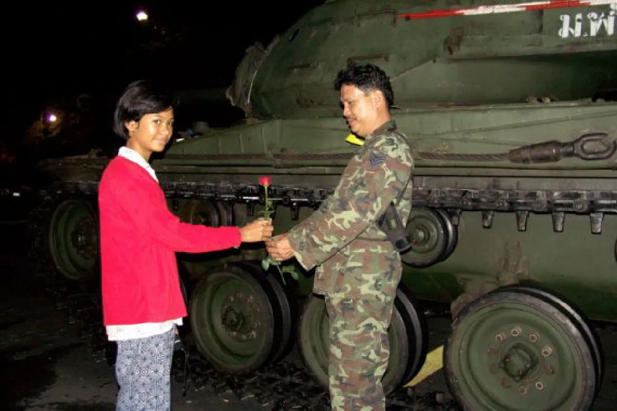 Martial law means selfies with soldiers