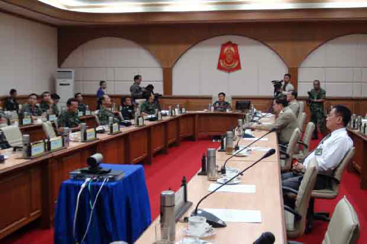 แม่ทัพภาค4เรียกผู้ว่าฯใต้ชี้แจงกฏอัยการศึก แม่ทัพภาค4เรียกผู้ว่าฯใต้ชี้แจงกฏอัยการศึก