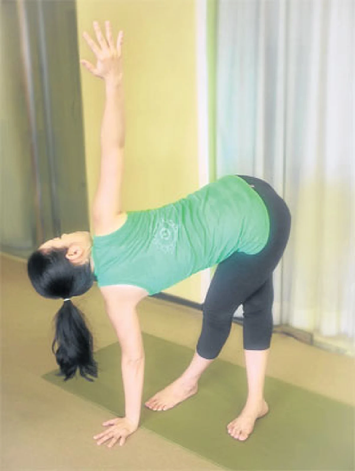 ท่า CrossLegged Standing Twist