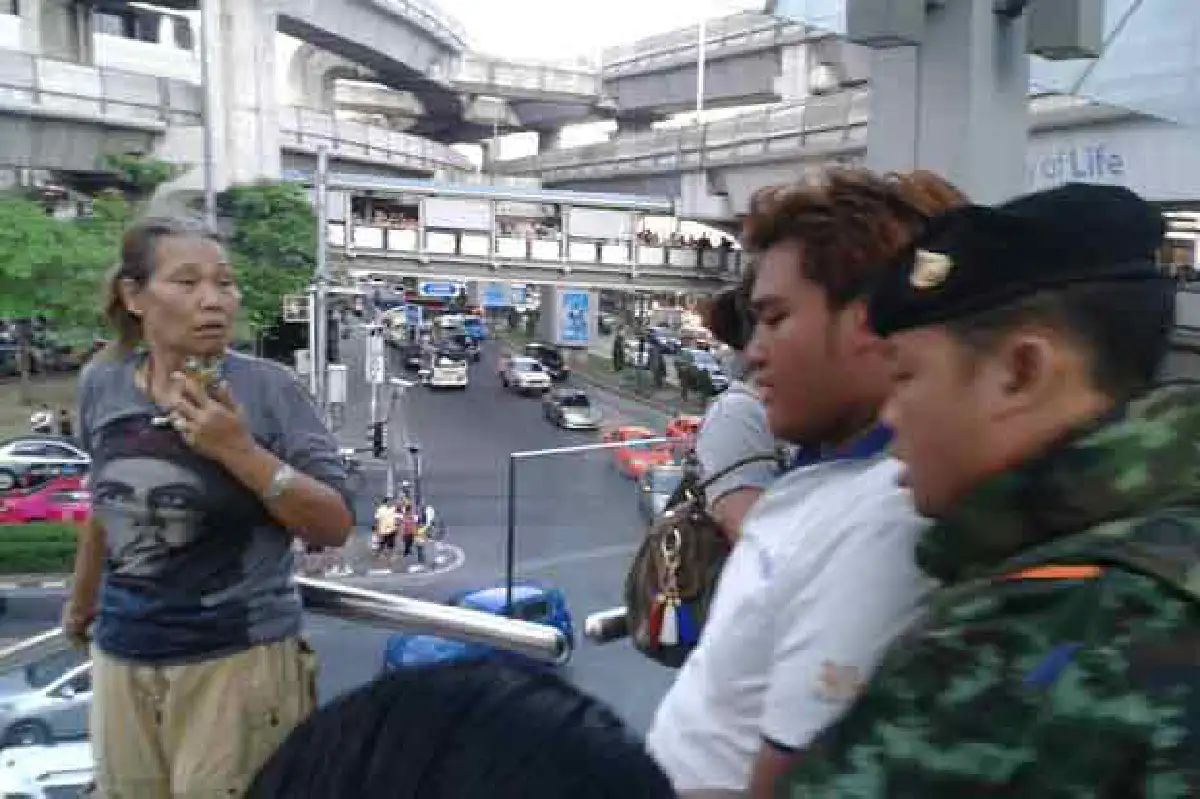 ทหารเปิดเพลงตื่นเถิดชาวไทยหน้าหอศิลป