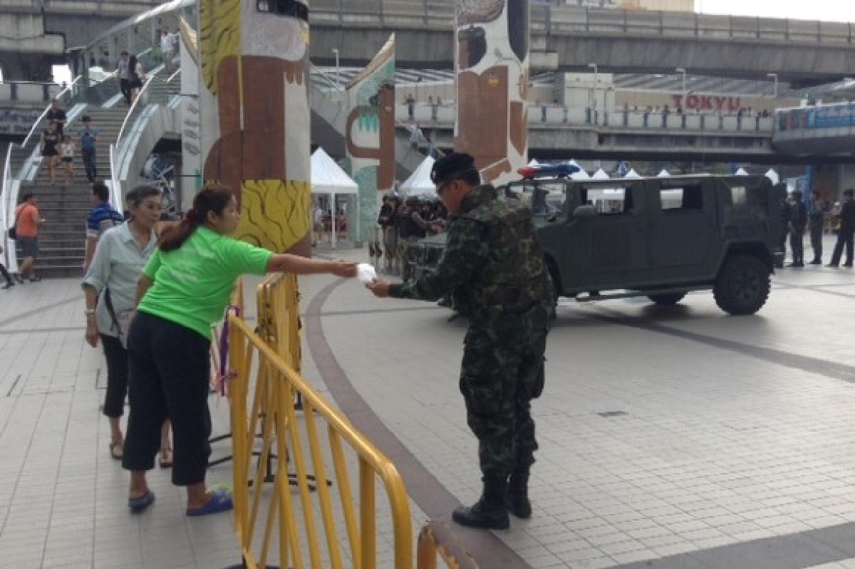ประชาชนนำน้ำ-อาหารมอบให้กำลังทหารหน้าหอศิลป์ ประชาชนนำน้ำ-อาหารมอบให้กำลังทหารหน้าหอศิลป์