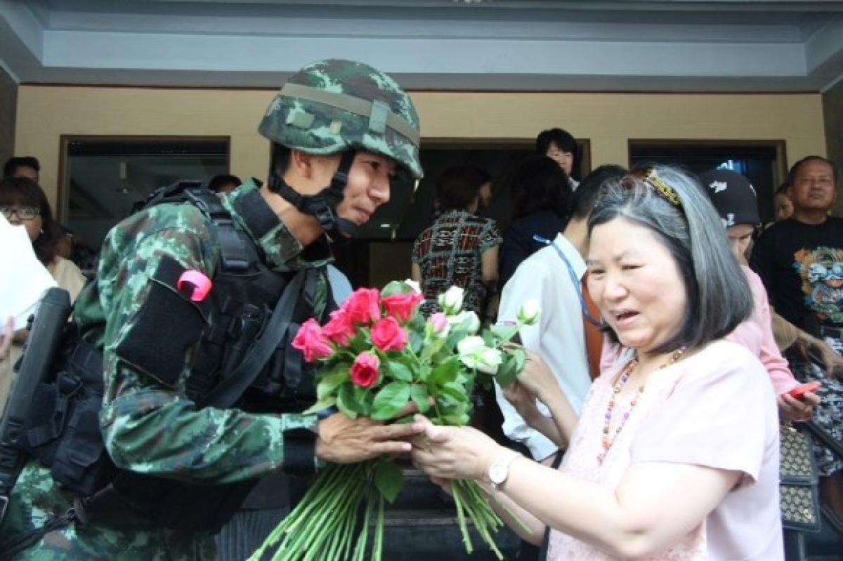 ข้าราชการรวมตัวให้กำลังใจทหาร ข้าราชการรวมตัวให้กำลังใจทหาร