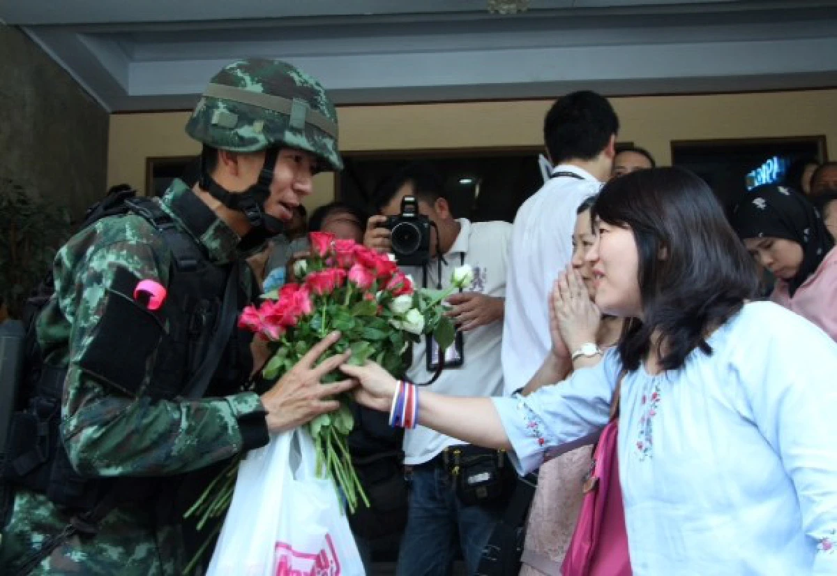 ข้าราชการรวมตัวให้กำลังใจทหาร
