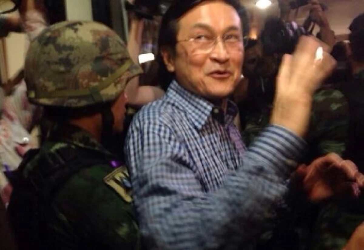 ทหารบุกคุมตัว"จาตุรนต์"กลางโต๊ะแถลงข่าว