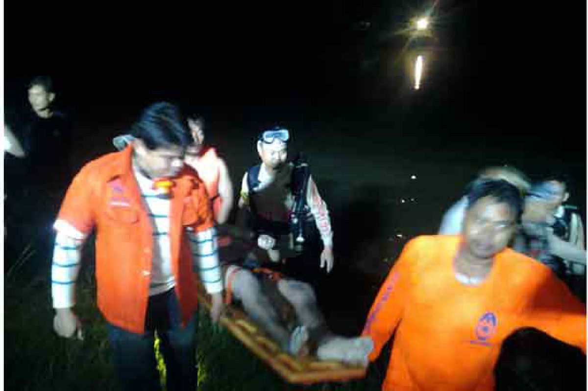 หนุ่มโคราชเมาดึกเล่นน้ำในสระดับ หนุ่มโคราชเมาดึกเล่นน้ำในสระดับ