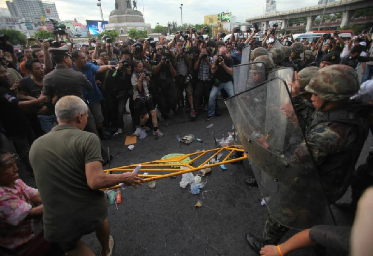 ม็อบต้านรัฐประหารเข้าล้อม-ปล่อยลมรถทหาร