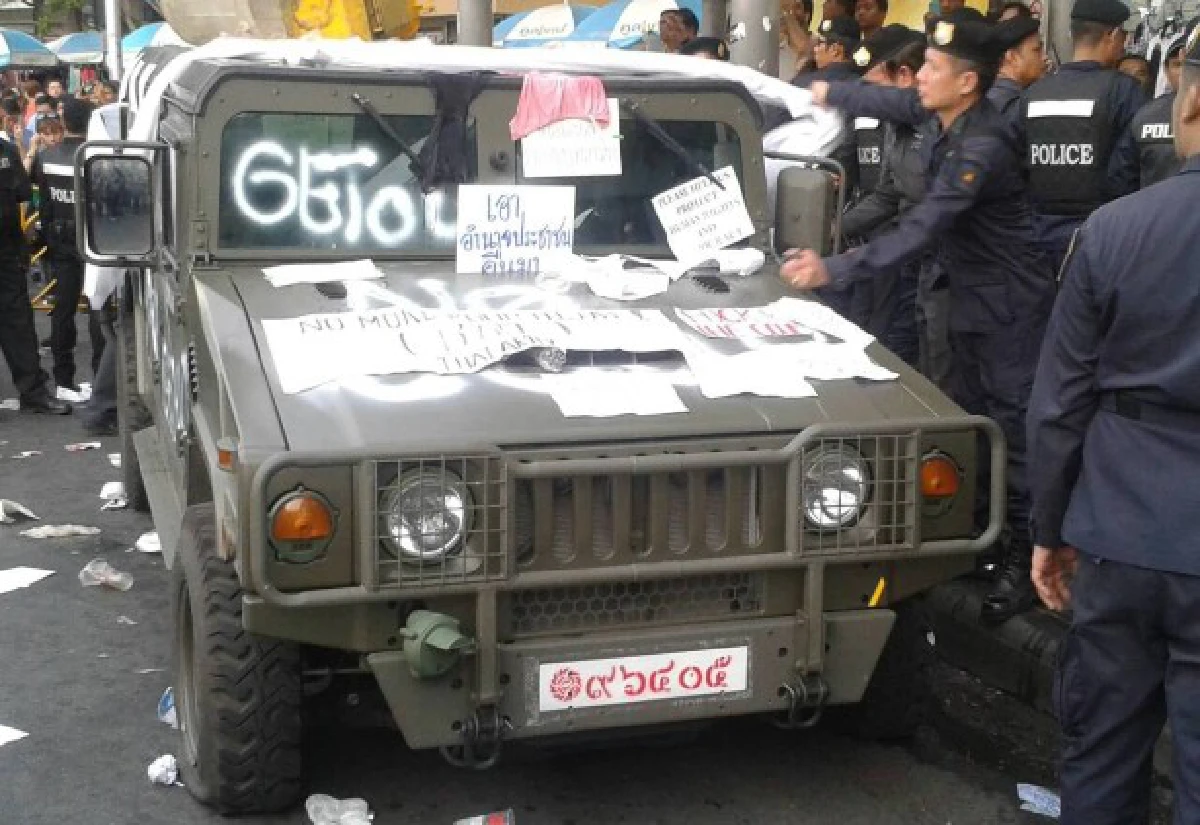 ม็อบต้านรัฐประหารเข้าล้อม-ปล่อยลมรถทหาร