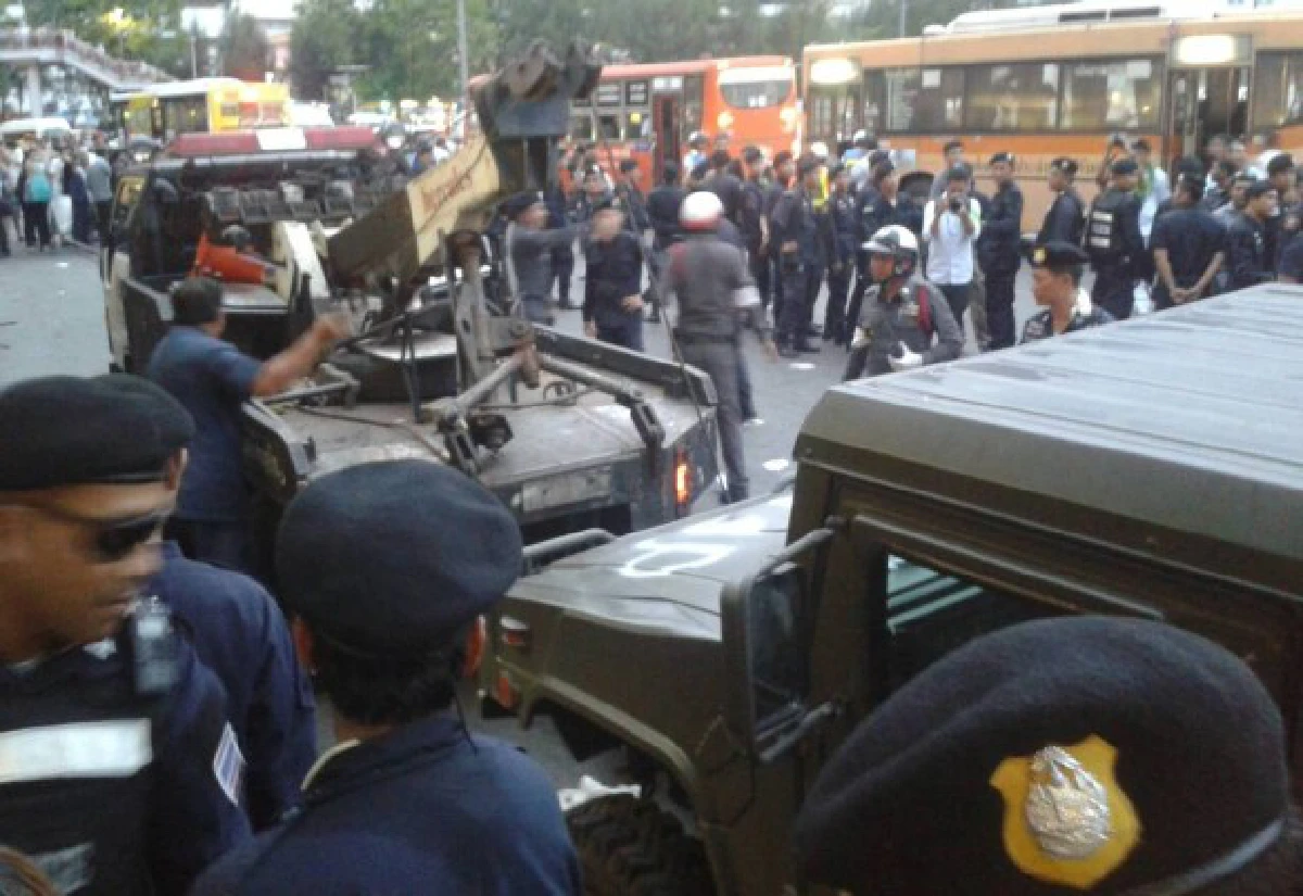 ม็อบต้านรัฐประหารเข้าล้อม-ปล่อยลมรถทหาร