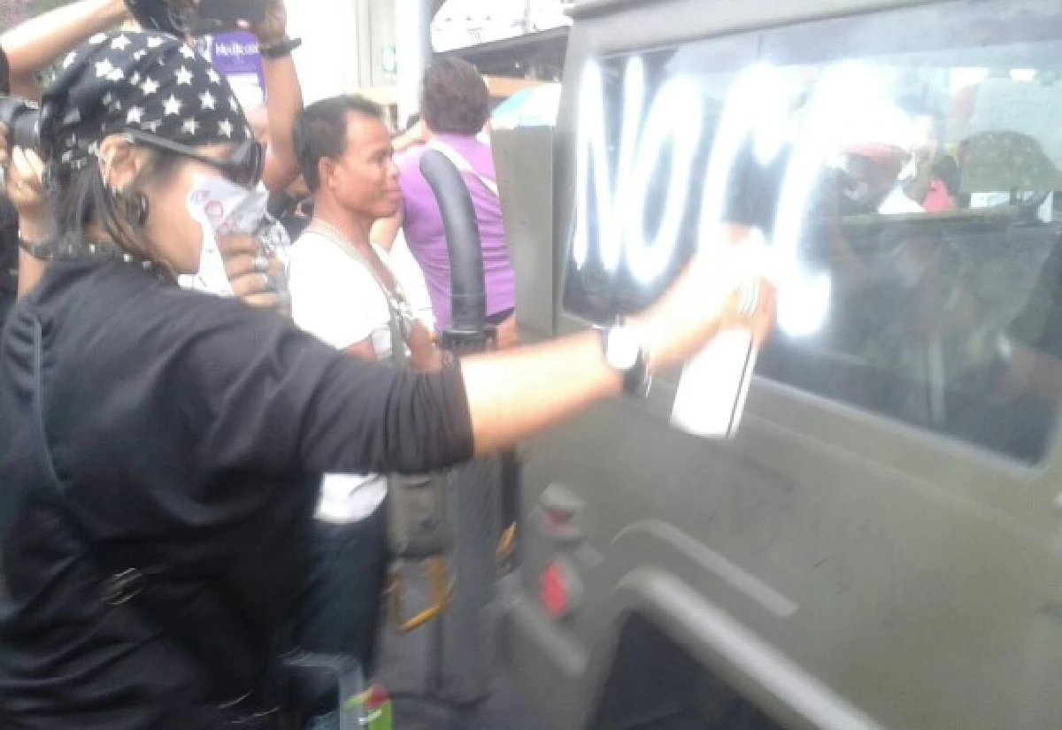 ม็อบต้านรัฐประหารเข้าล้อม-ปล่อยลมรถทหาร