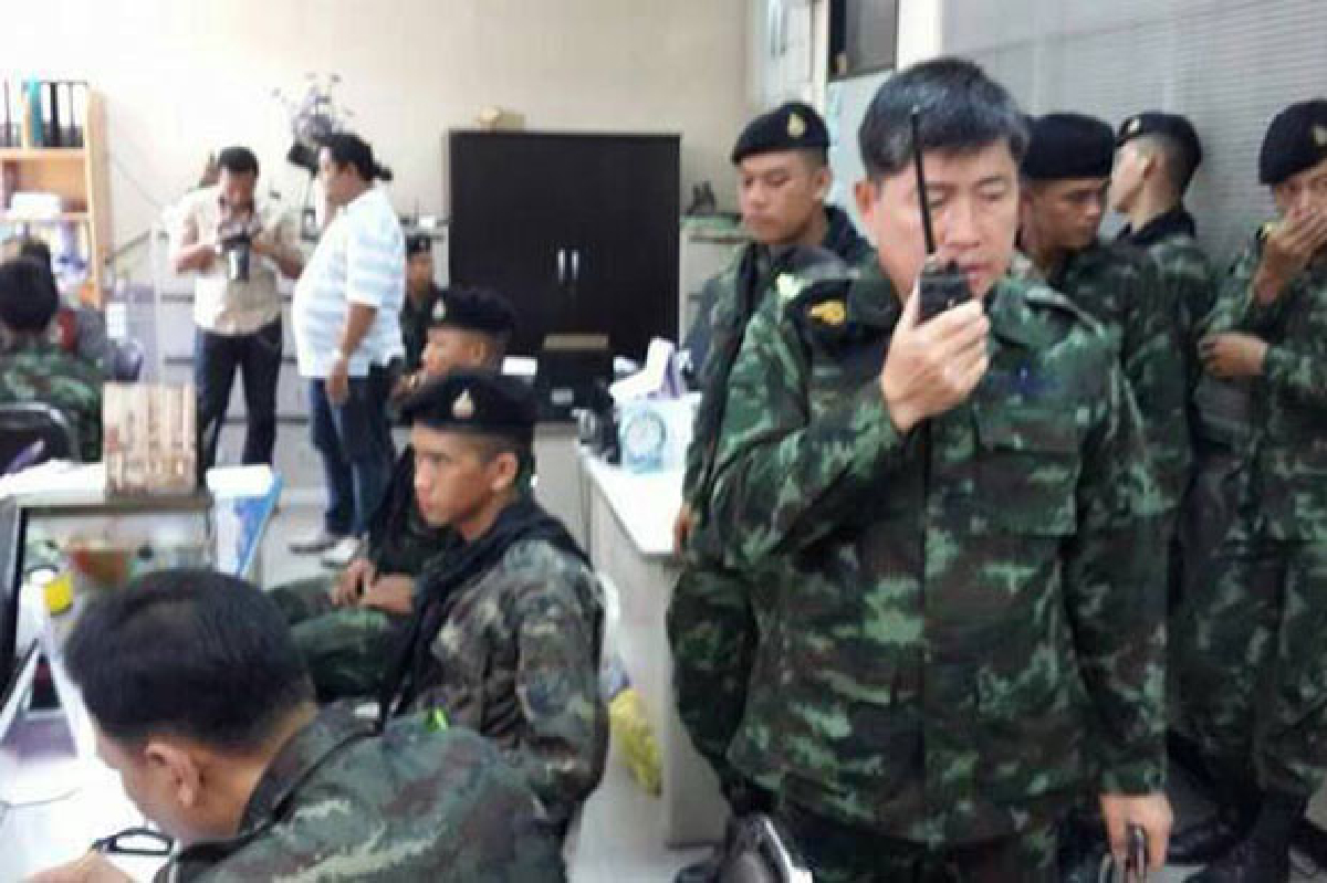 ทหารแจ้งจับม็อบอนุสาวรีย์ฯทำร้าย ทหารแจ้งจับม็อบอนุสาวรีย์ฯทำร้าย
