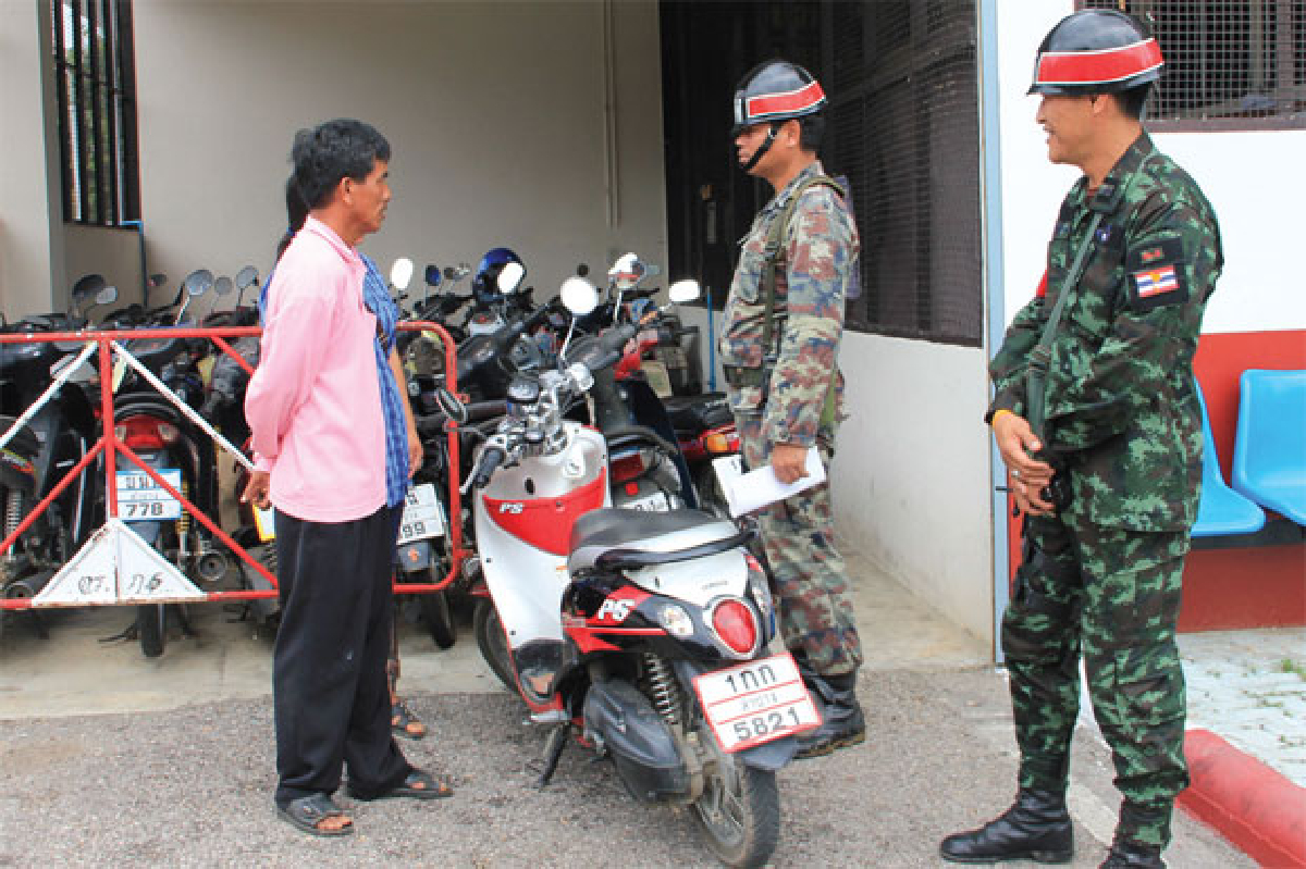 ทหาร-ตำรวจเล่นบทเข้มปรามแก๊งทวงหนี้ชาวนา ทหาร-ตำรวจเล่นบทเข้มปรามแก๊งทวงหนี้ชาวนา