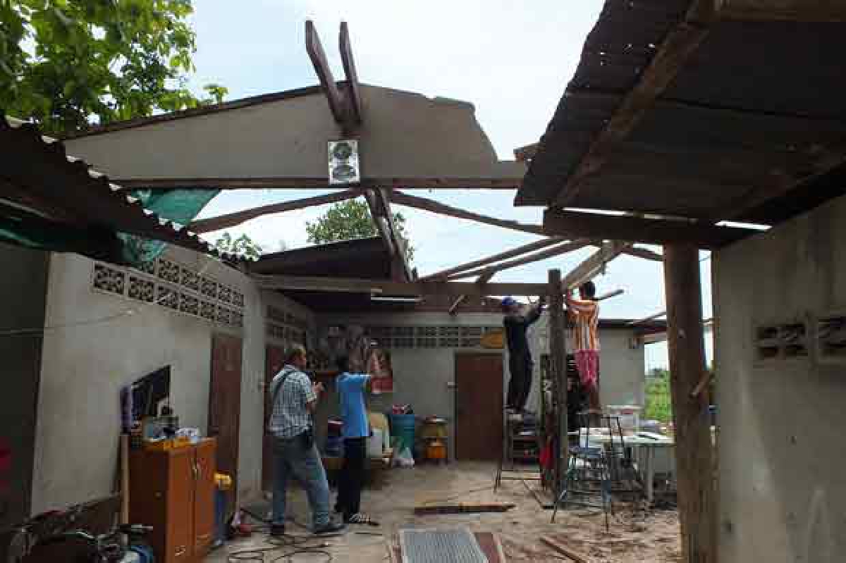 พายุถล่มราชบุรีบ้านพังเสียหายรวม25หลัง พายุถล่มราชบุรีบ้านพังเสียหายรวม25หลัง