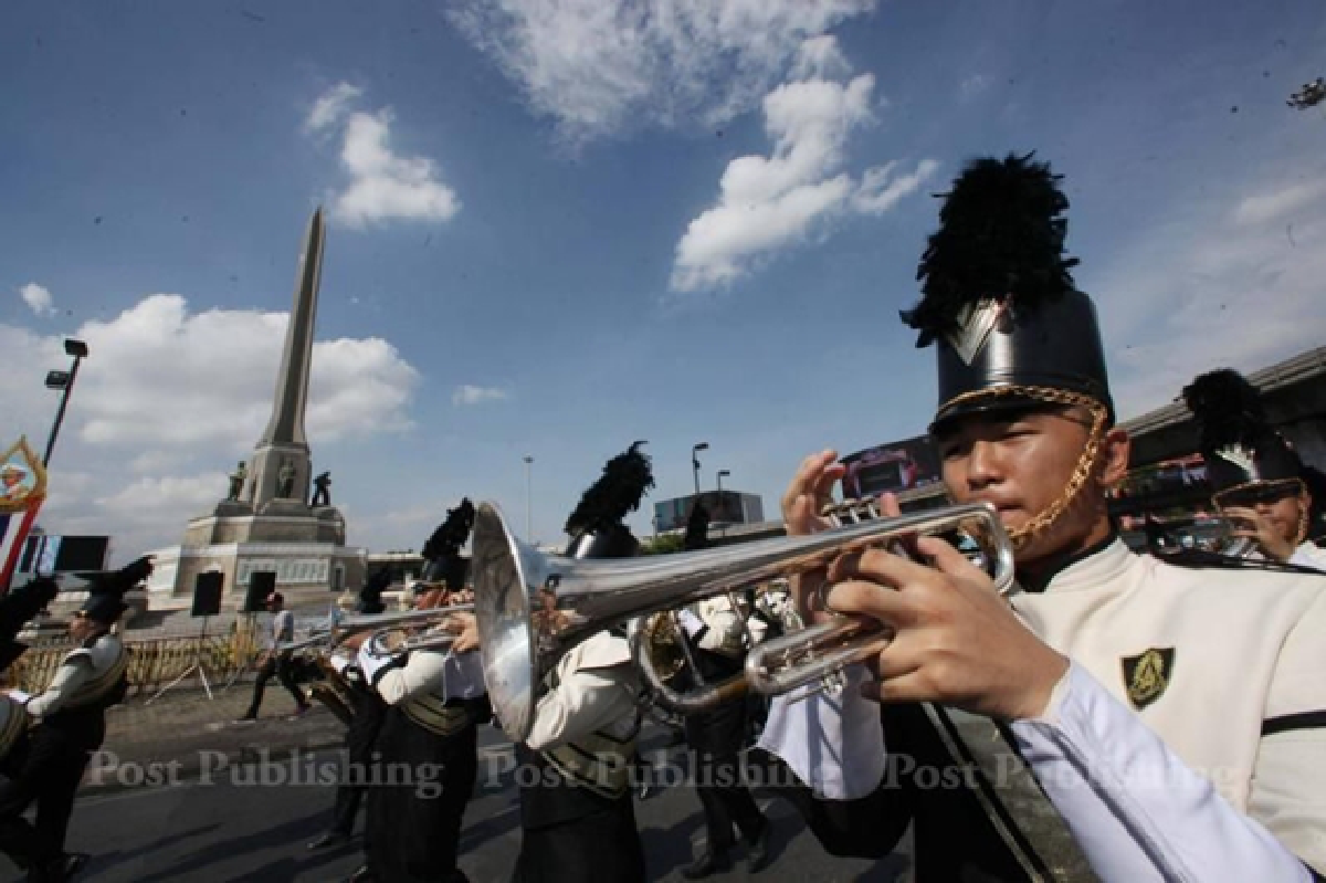 'Happiness' at Victory Monument