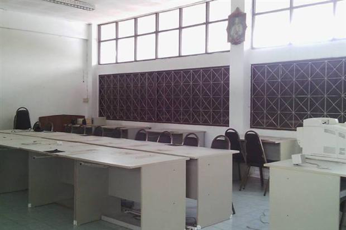 โจรแสบยกเค้าคอมพ์เกลี้ยงโรงเรียน โจรแสบยกเค้าคอมพ์เกลี้ยงโรงเรียน