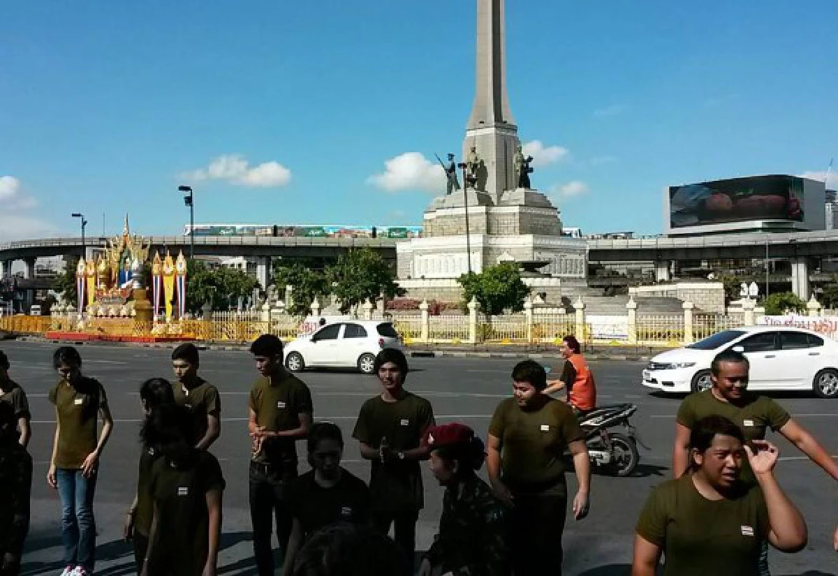 กลุ่มเยาวชนให้กำลังใจทหาร-ตร.ที่อนุสาวรีย์ชัยฯ