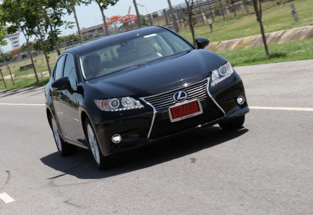 Lexus ES300hกลับมาเพื่อหาตัวตน