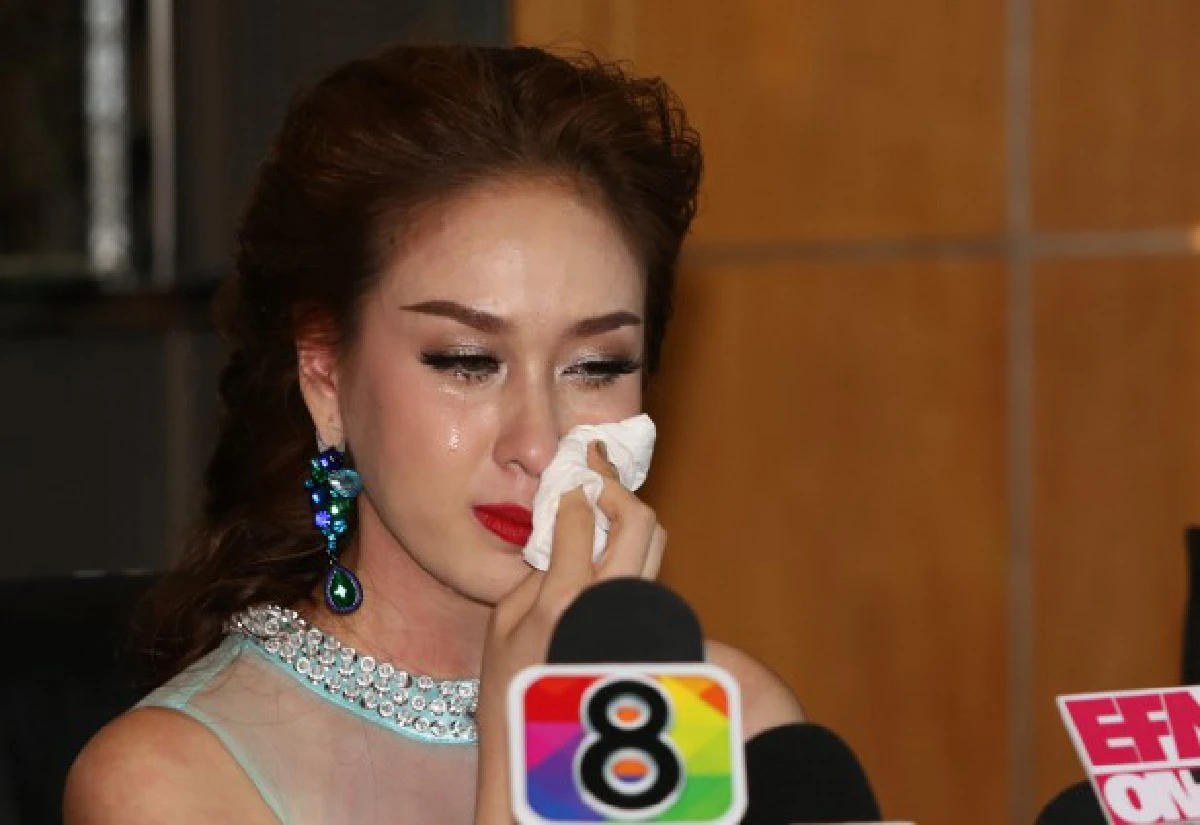 ฝ้ายเวฬุรีย์แถลงสละตำแหน่งมิสยูนิเวิร์สฯ