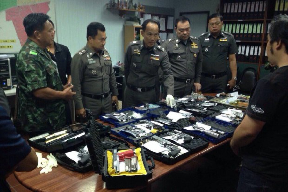 ทหาร-ตร.ค้นอู่รถย่านเขตจอมทองยึดอาวุธอื้อ ทหาร-ตร.ค้นอู่รถย่านเขตจอมทองยึดอาวุธอื้อ