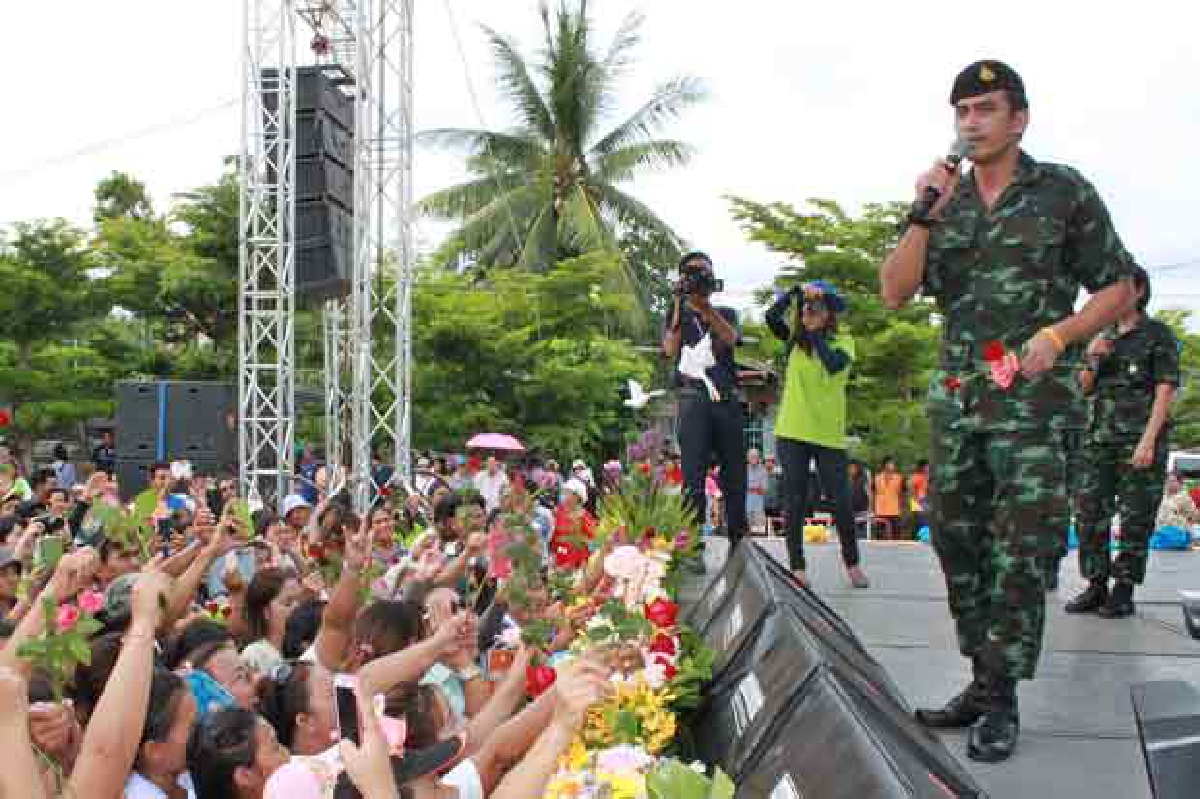 "ผู้พันเบิร์ด"ชวนคนไทยชมหนังฟรี "ผู้พันเบิร์ด"ชวนคนไทยชมหนังฟรี