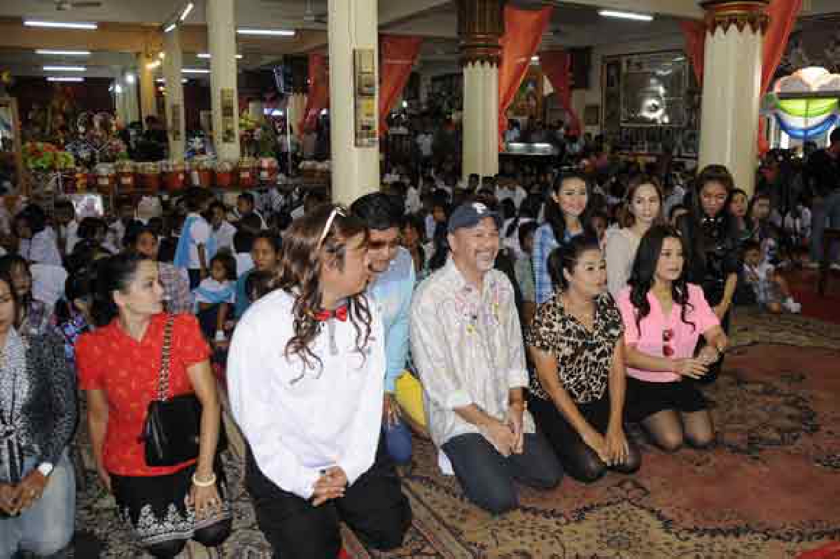 แห่ร่วมงานครบ22ปี"พุ่มพวง"ล้นวัดทับกระดาน แห่ร่วมงานครบ22ปี"พุ่มพวง"ล้นวัดทับกระดาน