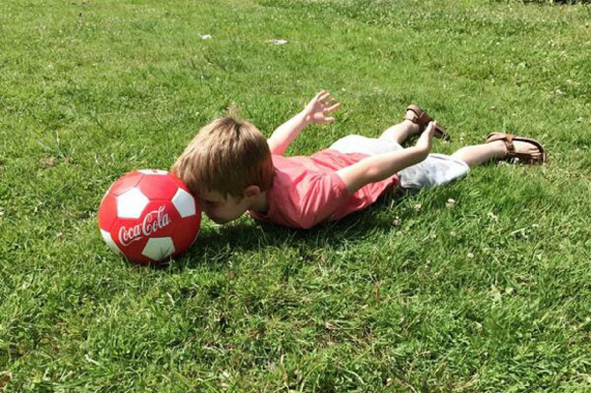 เพอร์ซี่อิ้ง! แฟนบอลดัตช์โพสต์ภาพเลียนแบบลูกโหม่งโรบิน ฟาน เพอร์ซี่