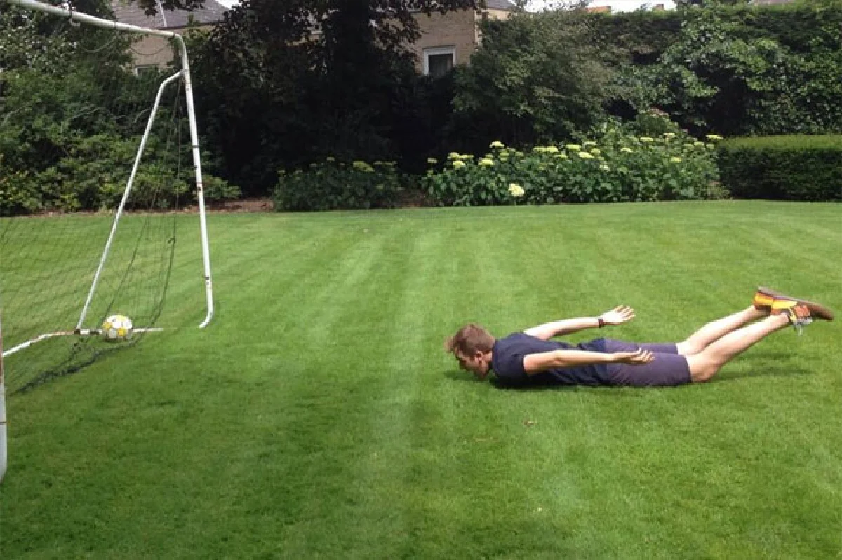 เพอร์ซี่อิ้ง! แฟนบอลดัตช์โพสต์ภาพเลียนแบบลูกโหม่งโรบิน ฟาน เพอร์ซี่