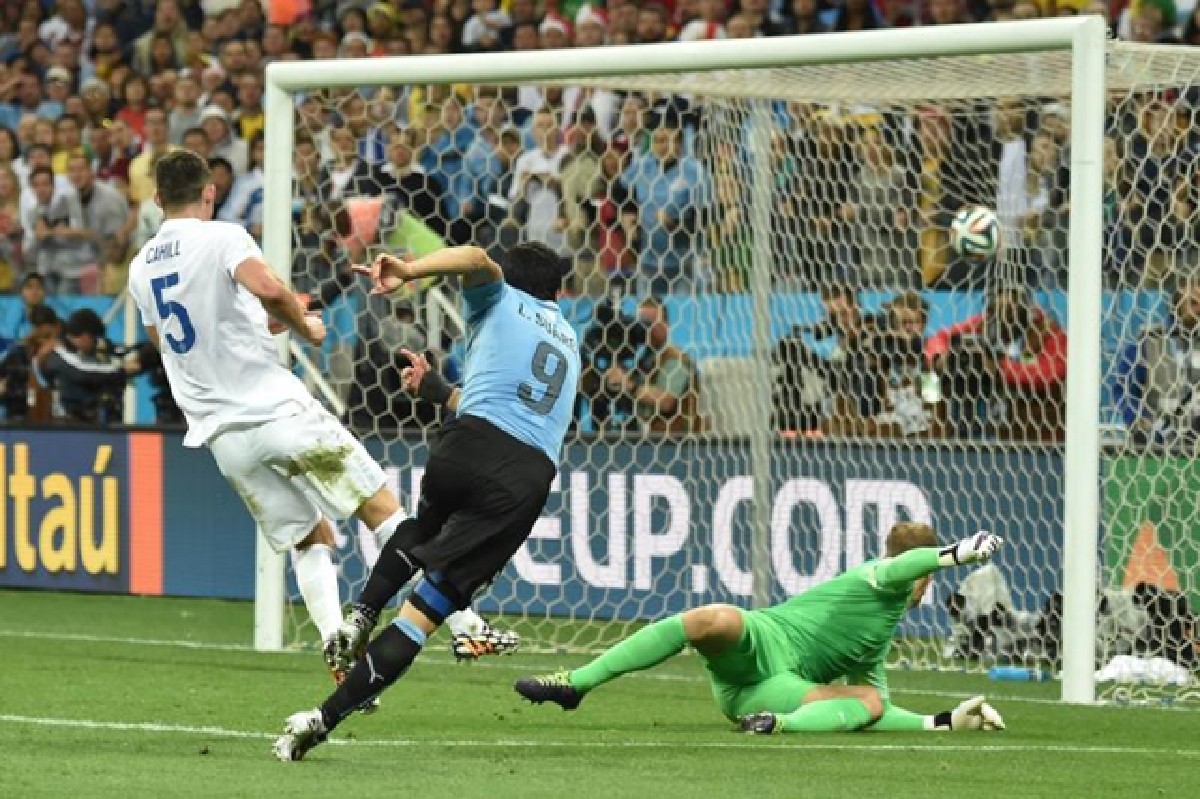Suarez 2, Rooney 1 as England face early exit (updated)