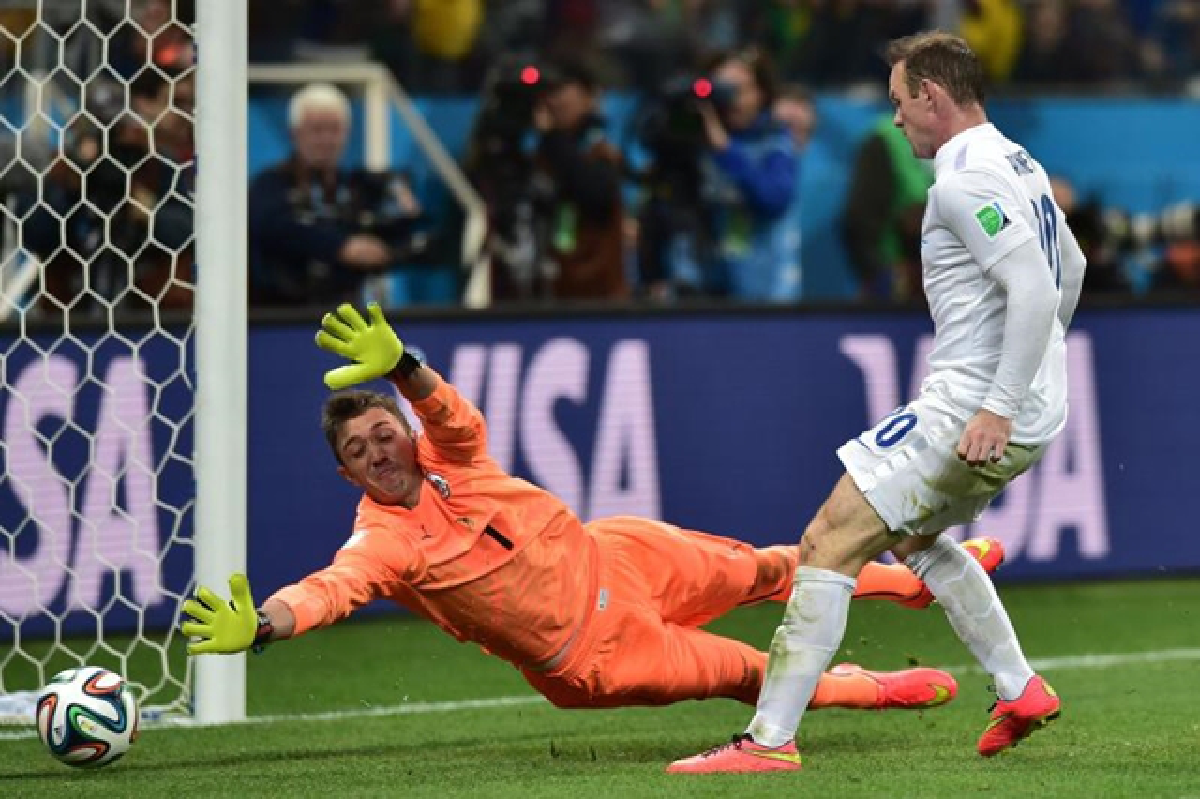 Suarez 2, Rooney 1 as England face early exit (updated)