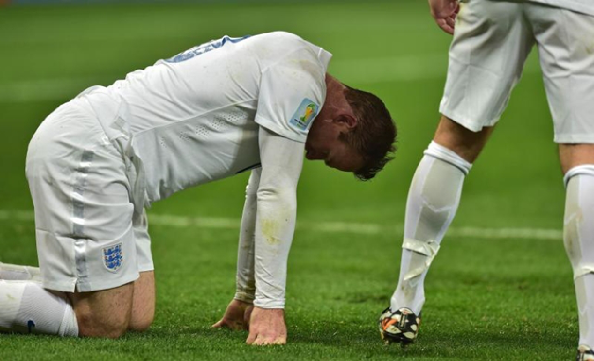 Suarez 2, Rooney 1 as England face early exit (updated)