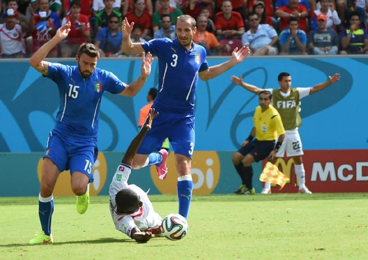 Costa Rica shocks Italy, France romps