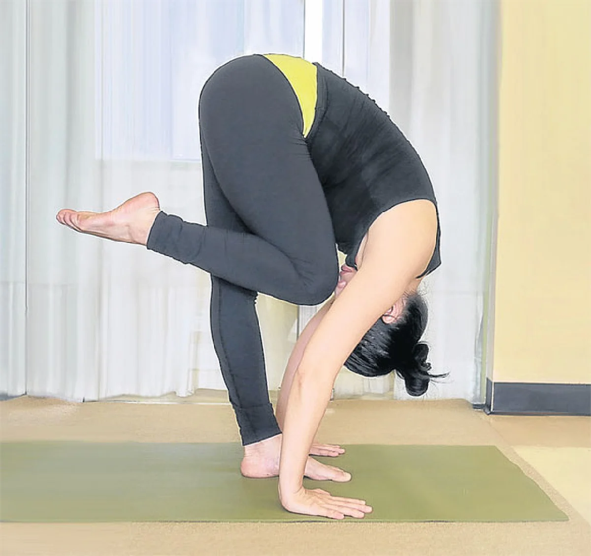 ท่า OneLeg Standing Split เข่าแตะหน้าผาก