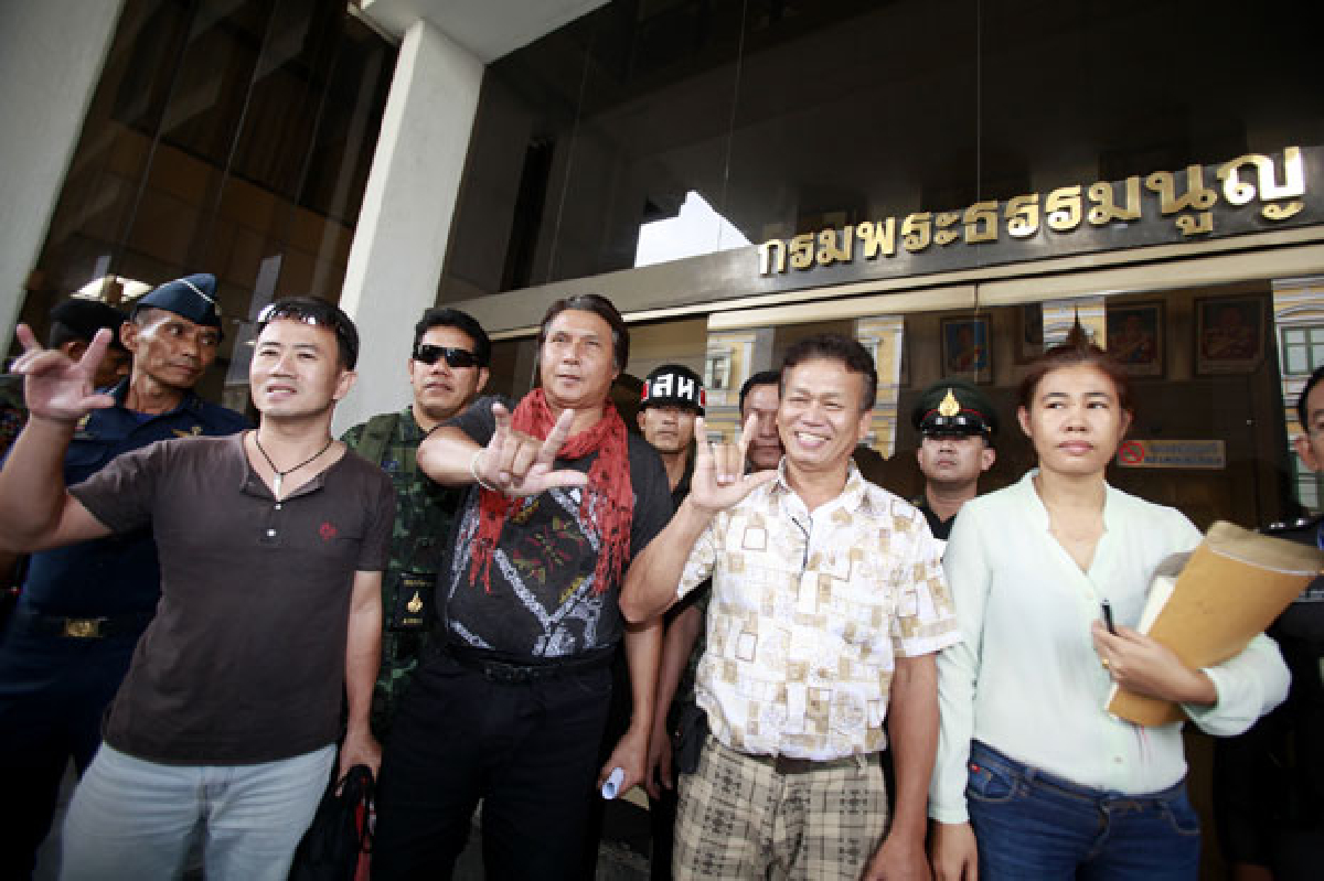 ศาลทหารให้ประกันตัว"ทอม ดันดี-จิตรา" ศาลทหารให้ประกันตัว"ทอม ดันดี-จิตรา"