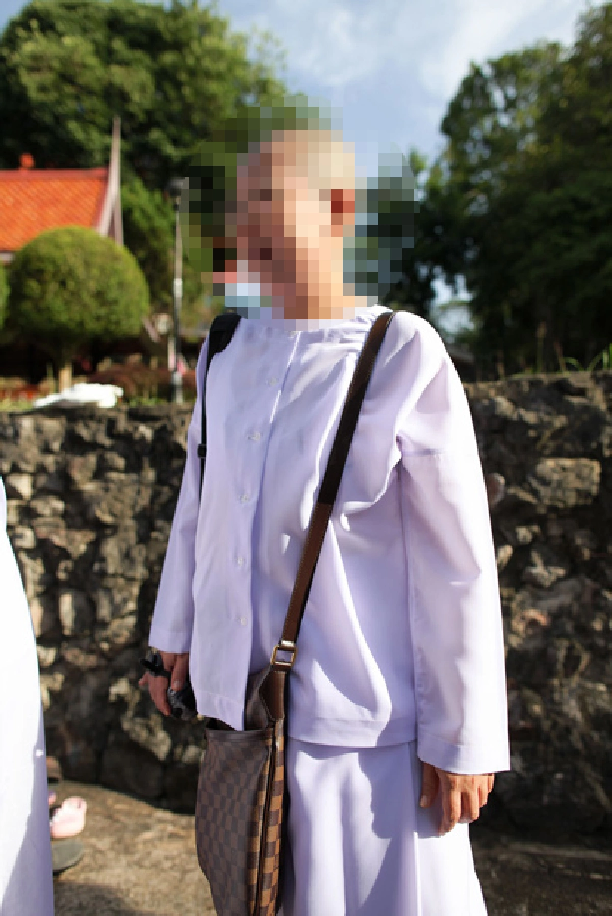 วิจารณ์แซ่ด!แม่ชีถือกระเป๋าหรู-ขับปอร์เช่