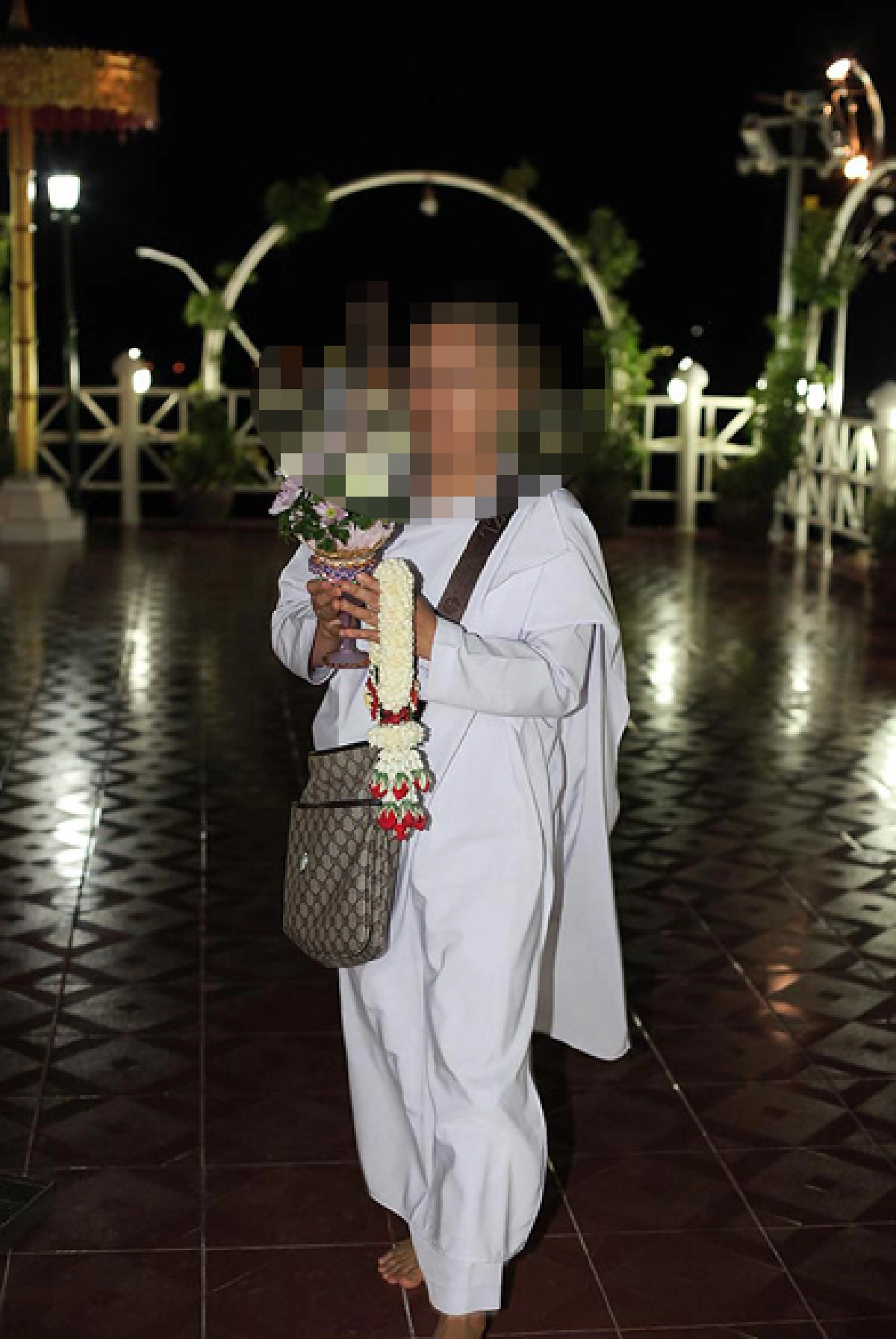 วิจารณ์แซ่ด!แม่ชีถือกระเป๋าหรู-ขับปอร์เช่