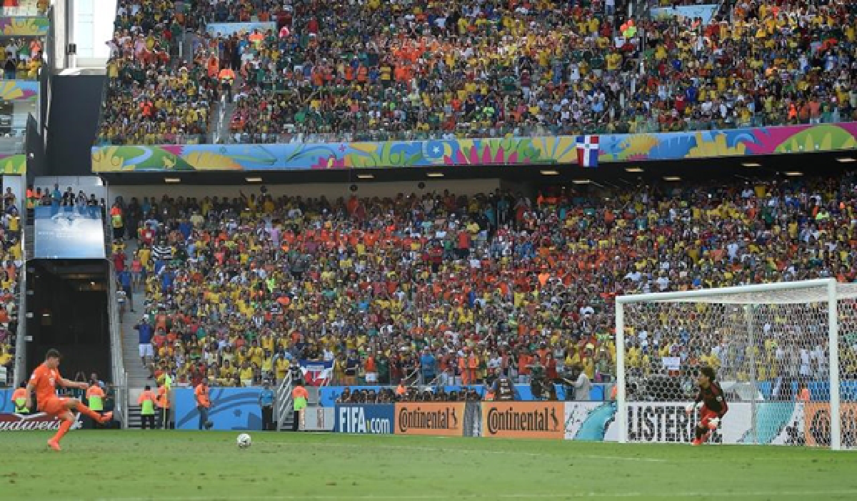 Holland in last-gasp win; Costa beat Greece on penalties