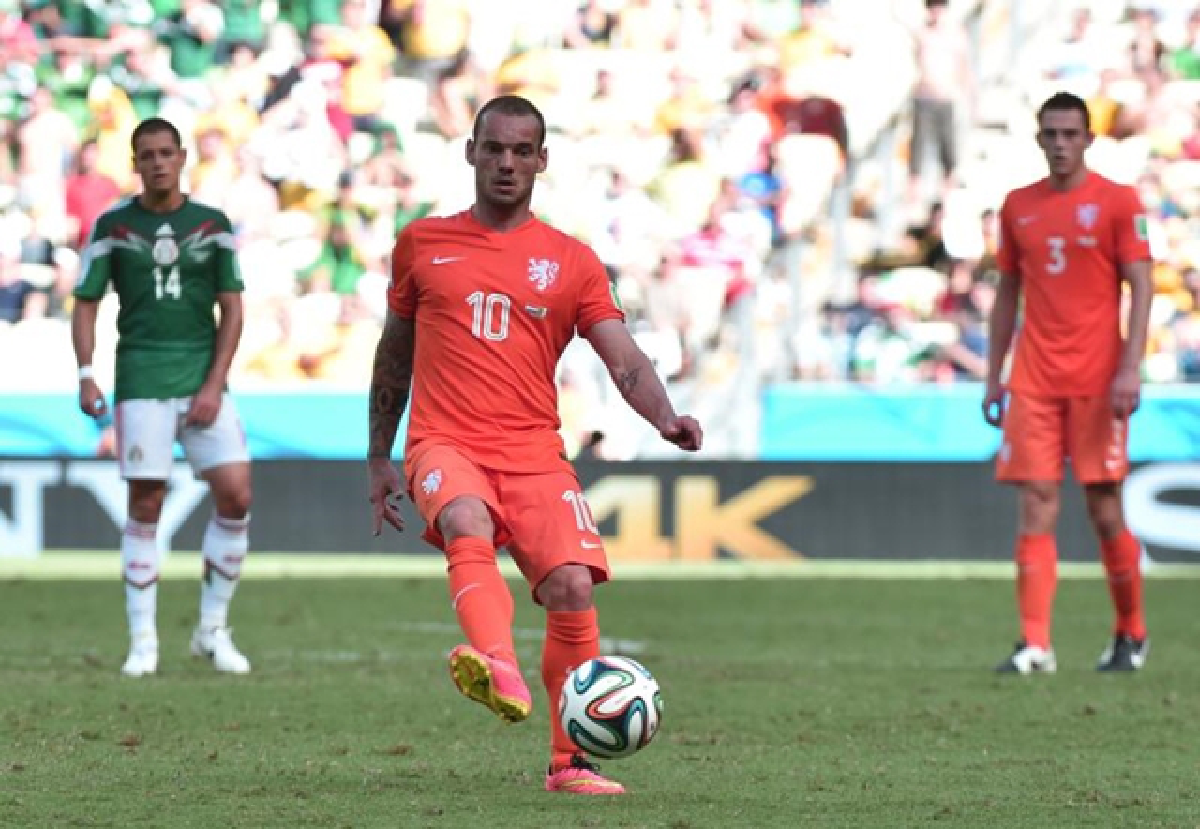 Holland in last-gasp win; Costa beat Greece on penalties