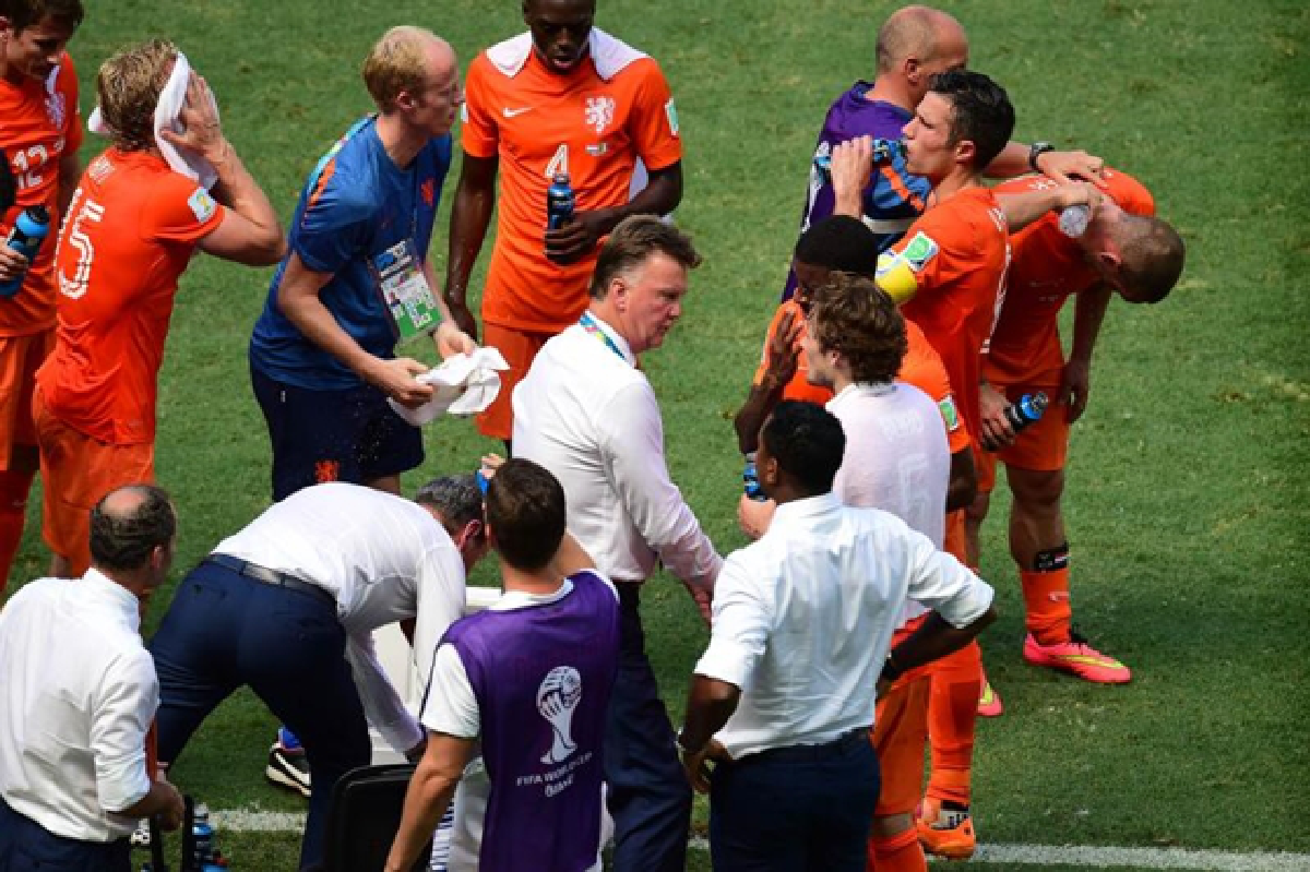 Holland in last-gasp win; Costa beat Greece on penalties
