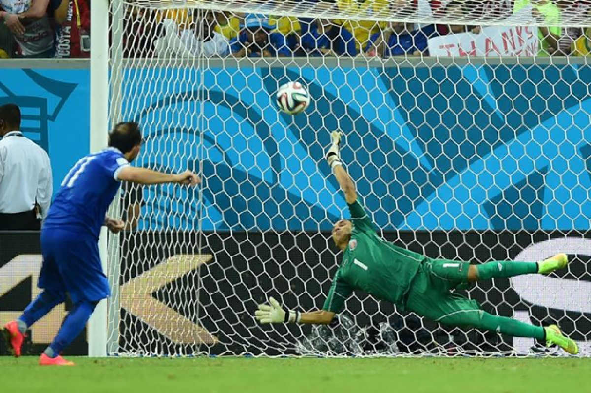 Holland in last-gasp win; Costa beat Greece on penalties