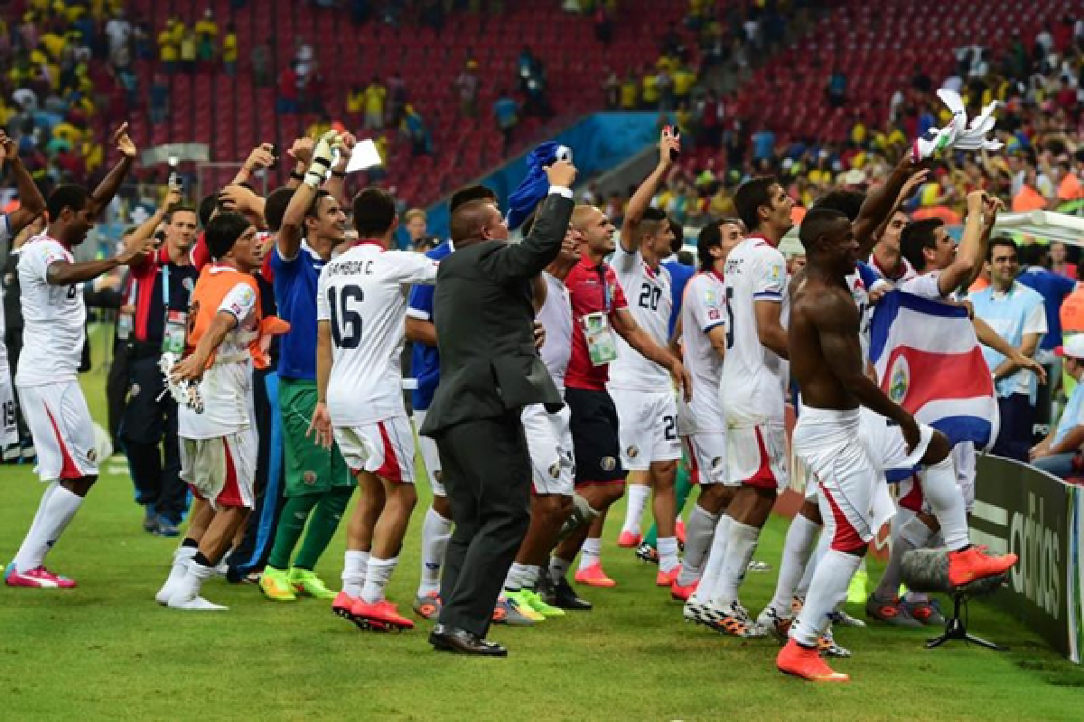 Holland in last-gasp win; Costa beat Greece on penalties