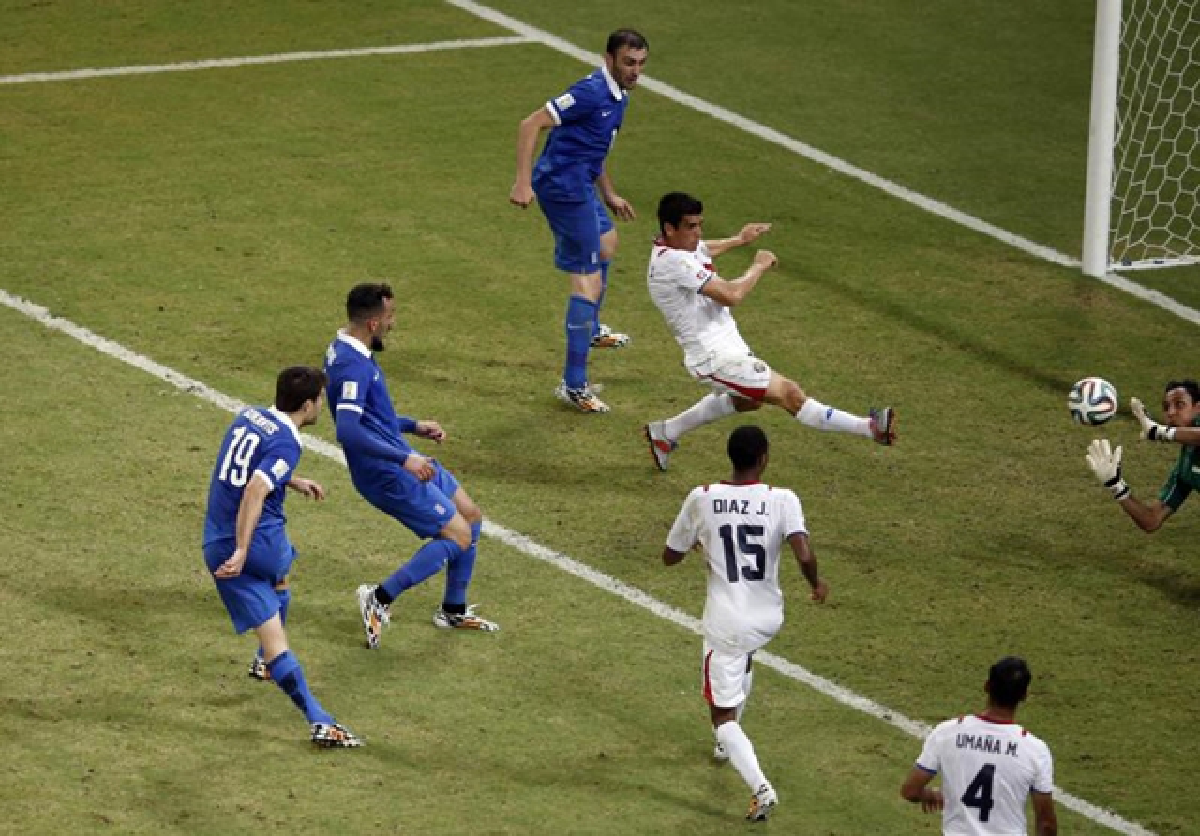 Holland in last-gasp win; Costa beat Greece on penalties