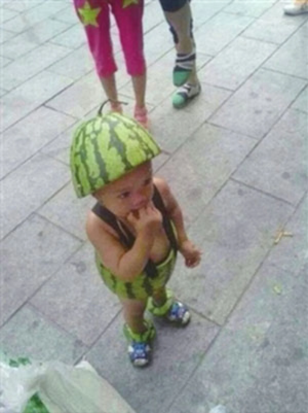 ปะป๊าสุดแนวทำ ‘กางเกงลิงจากแตงโม’ คลายร้อนให้ลูกชาย